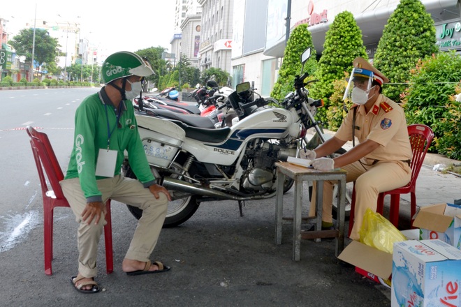 Không biết quy định mới, một shipper ở TPHCM bị phạt 2 triệu đồng - 2 Không biết quy định mới, một shipper ở TPHCM bị phạt 2 triệu đồng - 2