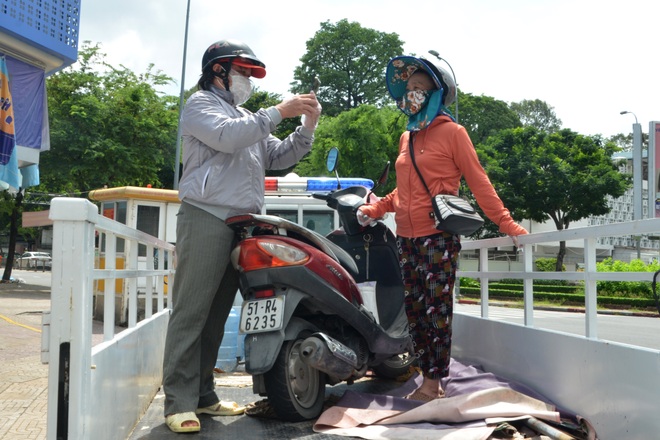 Không biết quy định mới, một shipper ở TPHCM bị phạt 2 triệu đồng - 5 Không biết quy định mới, một shipper ở TPHCM bị phạt 2 triệu đồng - 5
