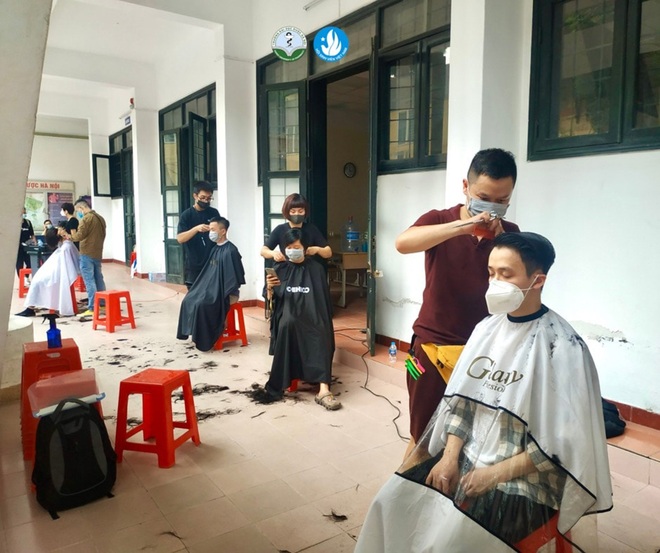 Sinh viên ĐH Dược tình nguyện xuống tóc vào Nam chống dịch - 4 Sinh viên ĐH Dược tình nguyện xuống tóc vào Nam chống dịch - 4