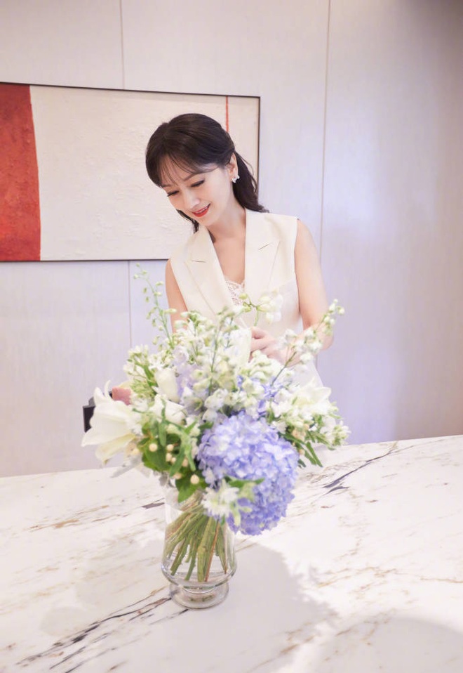 Diện mạo người đẹp U70 Triệu Nhã Chi tiếp tục gây sửng sốt - 2 Diện mạo người đẹp U70 Triệu Nhã Chi tiếp tục gây sửng sốt - 2