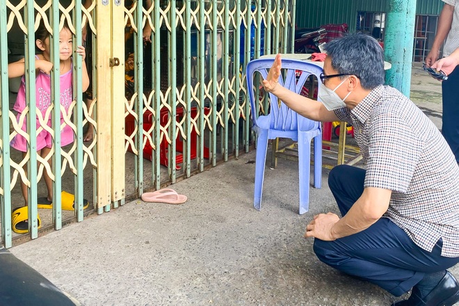 Phó Thủ tướng đề nghị Bình Dương hướng dẫn người dân tự lấy mẫu xét nghiệm - 2 Phó Thủ tướng đề nghị Bình Dương hướng dẫn người dân tự lấy mẫu xét nghiệm - 2
