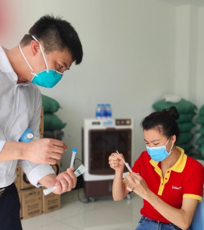 Thứ trưởng Nguyễn Trường Sơn hướng dẫn người dân tự làm test nhanh Covid-19 - 2 Thứ trưởng Nguyễn Trường Sơn hướng dẫn người dân tự làm test nhanh Covid-19 - 2