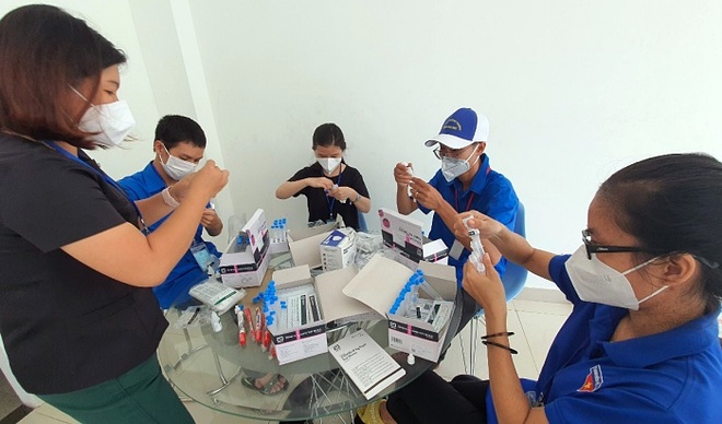 Thứ trưởng Nguyễn Trường Sơn hướng dẫn người dân tự làm test nhanh Covid-19 - 4 Thứ trưởng Nguyễn Trường Sơn hướng dẫn người dân tự làm test nhanh Covid-19 - 4