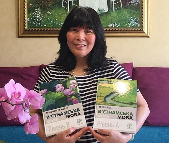Bộ sách song ngữ tâm huyết của cô giáo dạy tiếng Việt ở Ukraine - 1