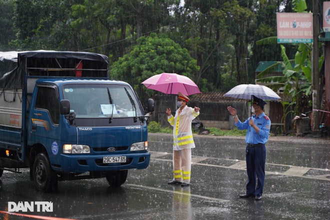 Xử phạt nhiều lái xe chở khách chui từ Hà Nội đi các tỉnh phía Bắc - 1