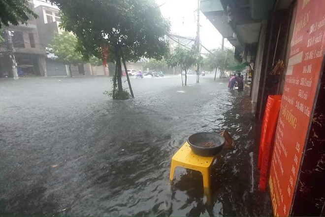 Nhiều tuyến phố Hải Phòng chìm trong biển nước sau trận mưa lớn suốt đêm - 3