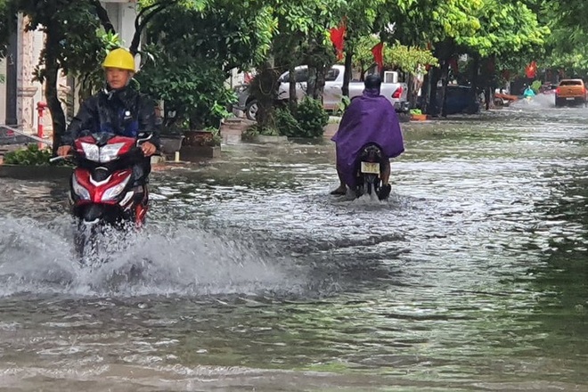 Nhiều tuyến phố Hải Phòng chìm trong biển nước sau trận mưa lớn suốt đêm - 5