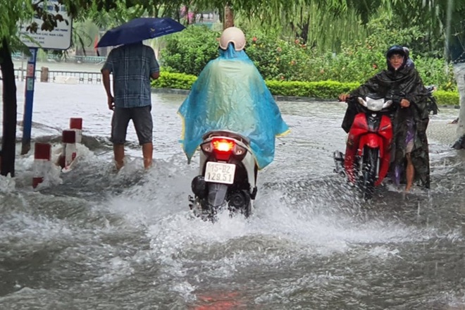 Nhiều tuyến phố Hải Phòng chìm trong biển nước sau trận mưa lớn suốt đêm - 8