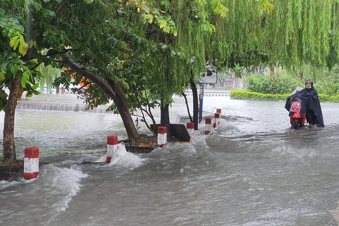 Nhiều tuyến phố Hải Phòng chìm trong biển nước sau trận mưa lớn suốt đêm - 9