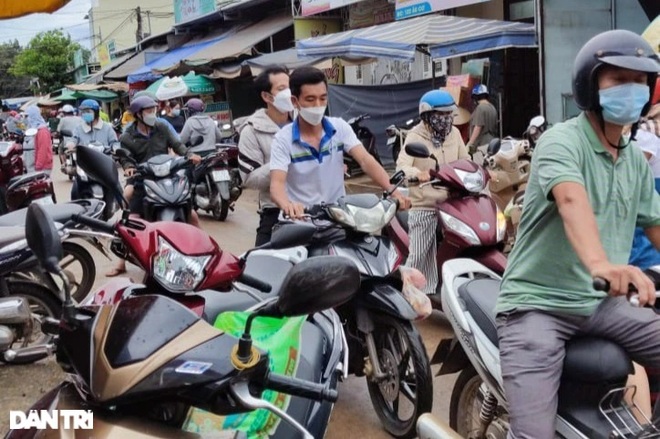 Người dân Pleiku tranh thủ chong đèn đi chợ trước giờ giãn cách - 1