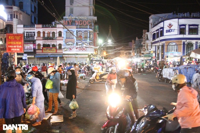 Người dân Pleiku tranh thủ chong đèn đi chợ trước giờ giãn cách - 6