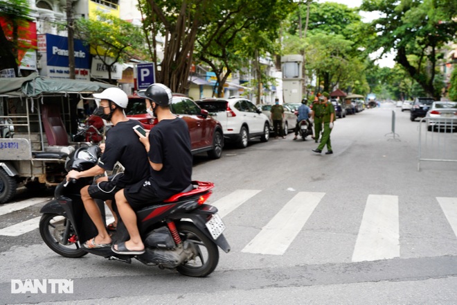 Nhiều lái xe quay đầu bỏ chạy khi gặp Tổ công tác đặc biệt ở phố cổ Hà Nội - 7