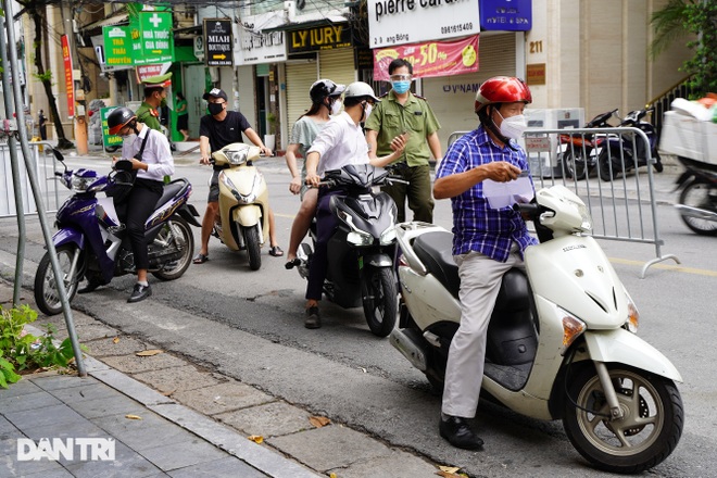 Nhiều lái xe quay đầu bỏ chạy khi gặp Tổ công tác đặc biệt ở phố cổ Hà Nội - 4