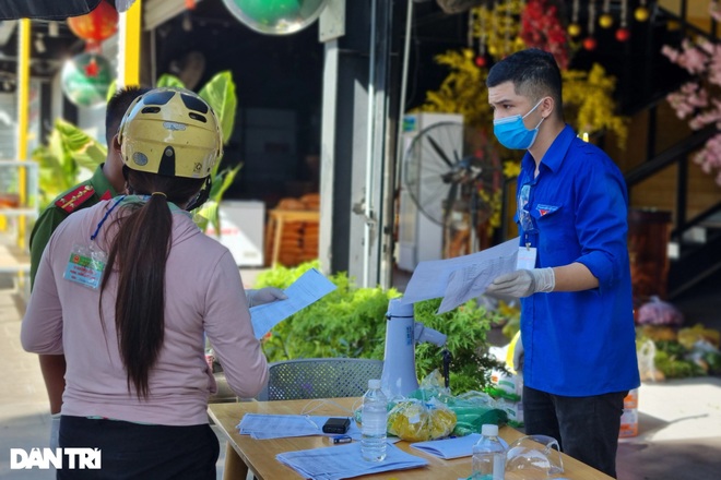 Công an Đà Nẵng mở 30 chợ container phục vụ thực phẩm cho người dân - 4