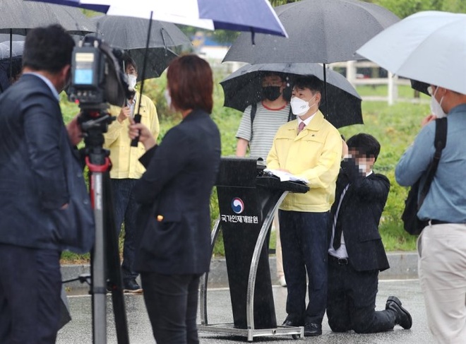 Thứ trưởng Hàn Quốc hứng chỉ trích vì để trợ lý quỳ gối che ô - 1
