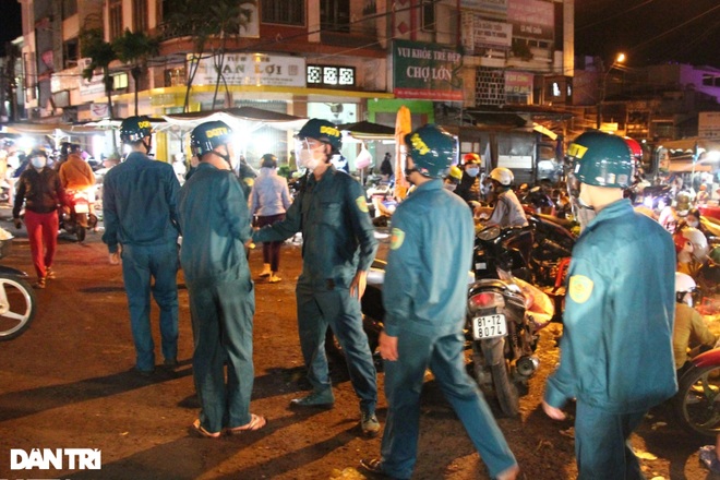 Người dân Pleiku tranh thủ chong đèn đi chợ trước giờ giãn cách - 9