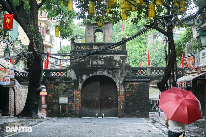 Hanoi's only remaining umbrella door is closed because of the Covid-19 epidemic - 6