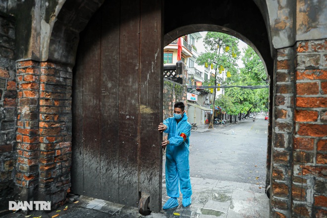 The only remaining door in Hanoi is closed because of the Covid-19 epidemic - 7