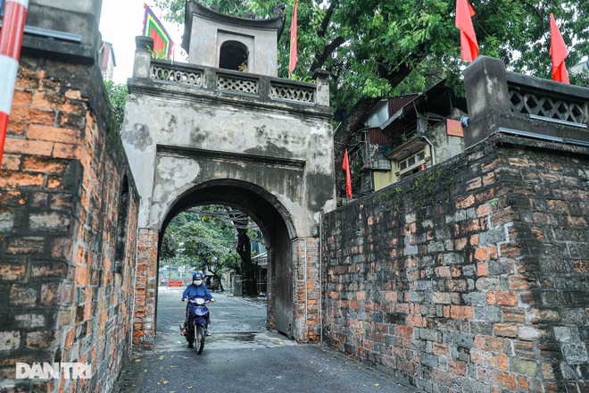 The only remaining door in Hanoi is closed because of the Covid-19 epidemic - 9