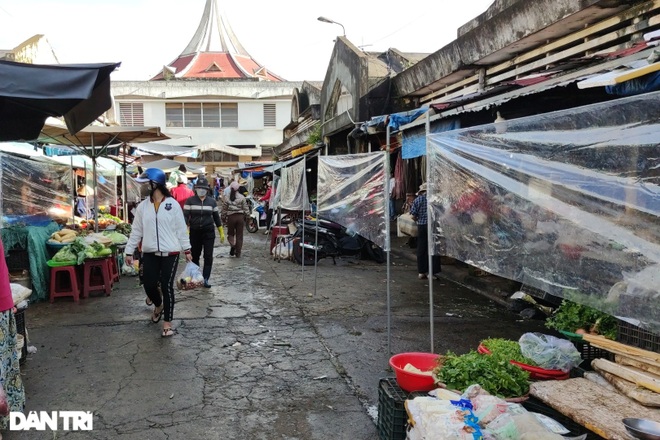 Đường phố Pleiku vắng vẻ, người dân vội vã đi chợ sớm - 6