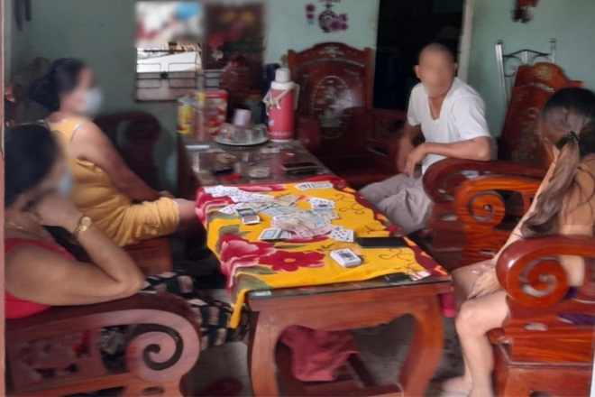 Bất chấp giãn cách, thầy chùa đánh bài ăn tiền với 3 phụ nữ - 1