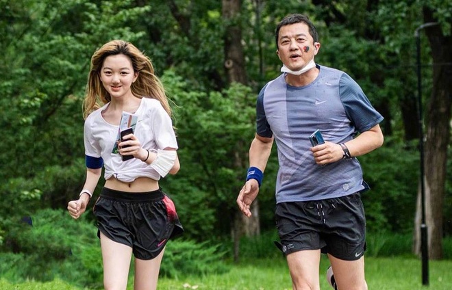 Lý Á Bằng vô tình gây tranh cãi trên mạng xã hội vì hôn chân con gái - 3 Lý Á Bằng vô tình gây tranh cãi trên mạng xã hội vì hôn chân con gái - 3
