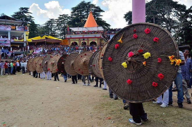 Lễ hội ném đá ở Ấn Độ khiến 77 người bị thương chỉ trong 7 phút - 3 Lễ hội ném đá ở Ấn Độ khiến 77 người bị thương chỉ trong 7 phút - 3