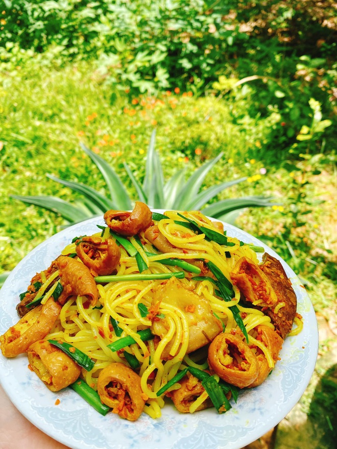 Stir-fried vermicelli with turmeric - a delicious specialty and famous cough remedy in Hue - 4