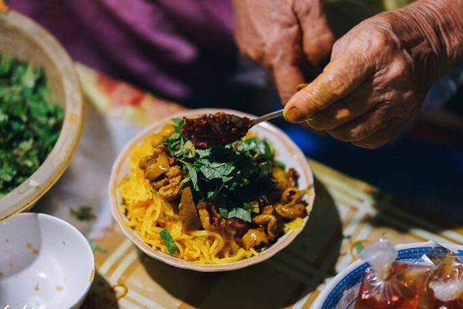 Stir-fried vermicelli with turmeric - a delicious specialty and famous cough remedy in Hue - 5