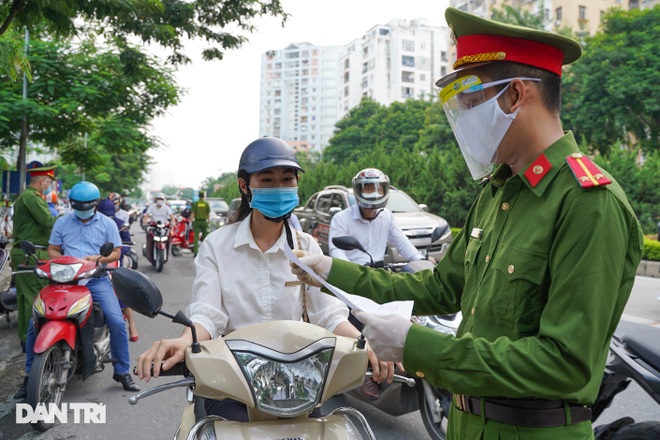 Giao thông vẫn đông đúc dù TP Hà Nội liên tục tăng cường kiểm soát - 7