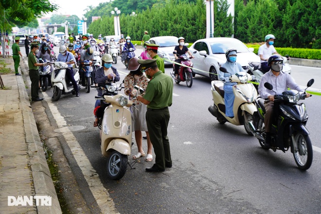 Giao thông vẫn đông đúc dù TP Hà Nội liên tục tăng cường kiểm soát - 6