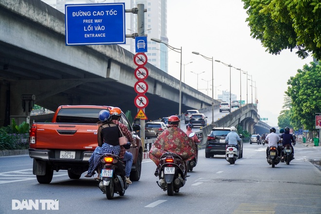 Giao thông vẫn đông đúc dù TP Hà Nội liên tục tăng cường kiểm soát - 5