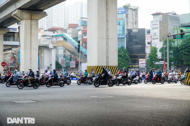 Giao thông vẫn đông đúc dù TP Hà Nội liên tục tăng cường kiểm soát - 1