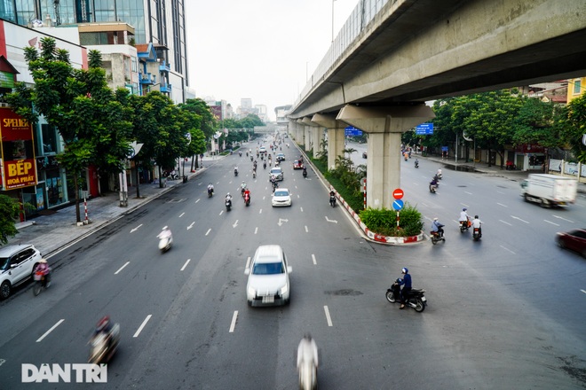 Giao thông vẫn đông đúc dù TP Hà Nội liên tục tăng cường kiểm soát - 4