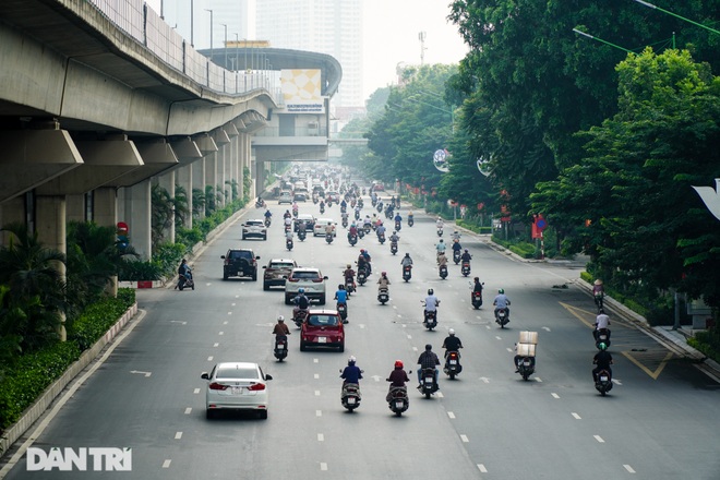 Giao thông vẫn đông đúc dù TP Hà Nội liên tục tăng cường kiểm soát - 2