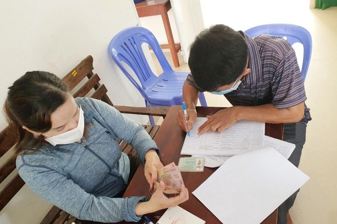 Hàng nghìn lao động khó khăn ở Phú Quốc vui mừng khi nhận tiền hỗ trợ - 2 Hàng nghìn lao động khó khăn ở Phú Quốc vui mừng khi nhận tiền hỗ trợ - 2