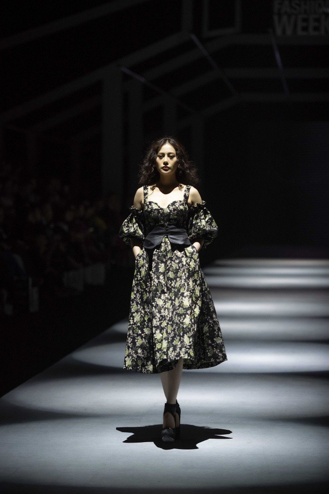 Khi NSND Như Quỳnh, Phương Oanh đi catwalk, bá đạo hơn là Mạnh Trường - 11 Khi NSND Như Quỳnh, Phương Oanh đi catwalk, bá đạo hơn là Mạnh Trường - 11