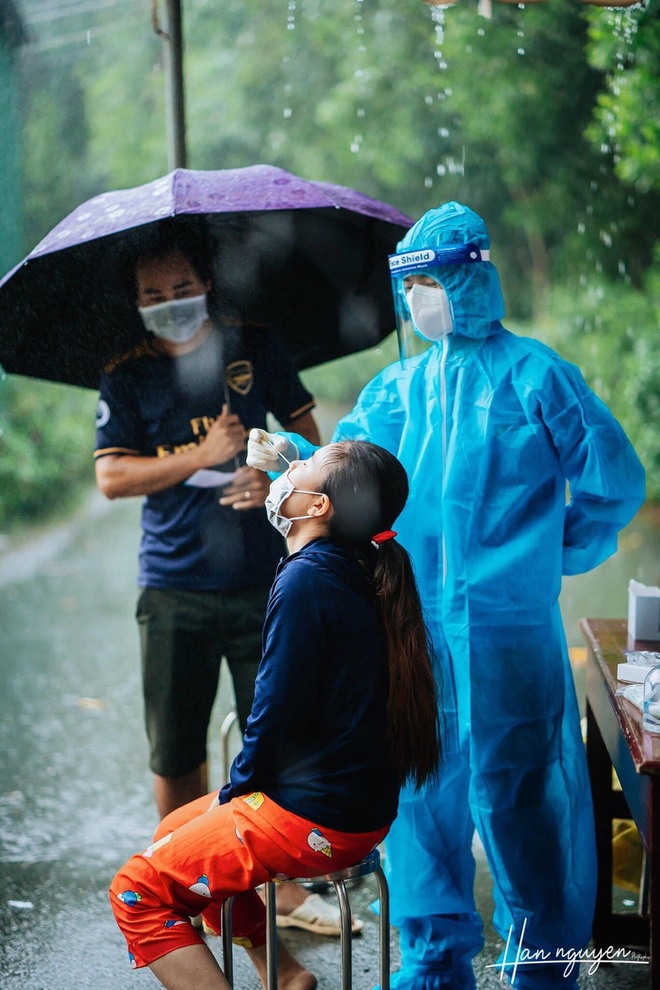 Tan chảy hình ảnh nhảy múa dưới mưa của đôi tình nguyện viên chống dịch - 2