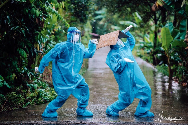 Tan chảy hình ảnh nhảy múa dưới mưa của đôi tình nguyện viên chống dịch - 3