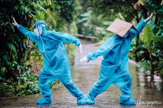 Tan chảy hình ảnh nhảy múa dưới mưa của đôi tình nguyện viên chống dịch - 4