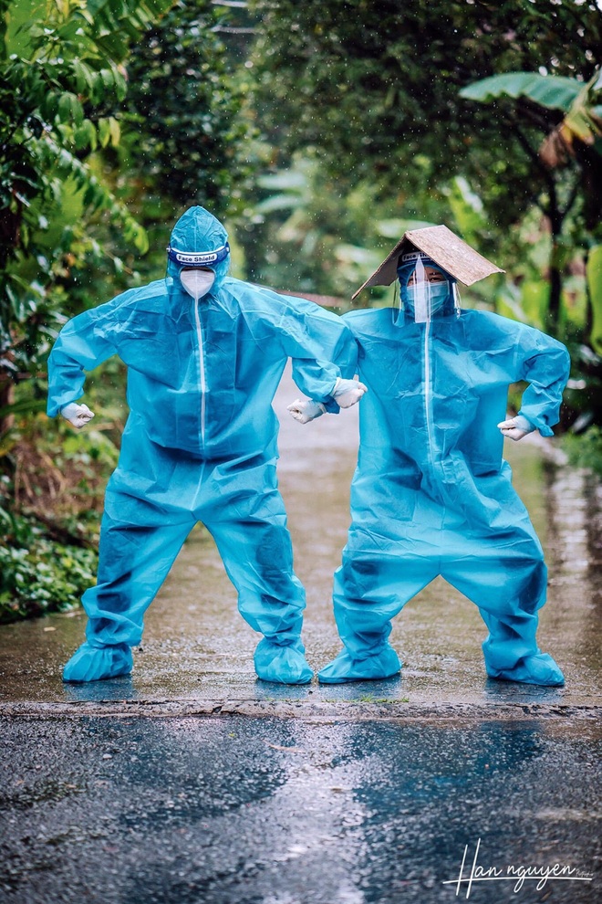 Tan chảy hình ảnh nhảy múa dưới mưa của đôi tình nguyện viên chống dịch - 8
