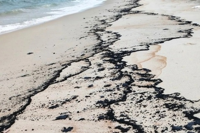 Vết dầu lạ tràn vào bờ biển Quảng Bình - 1