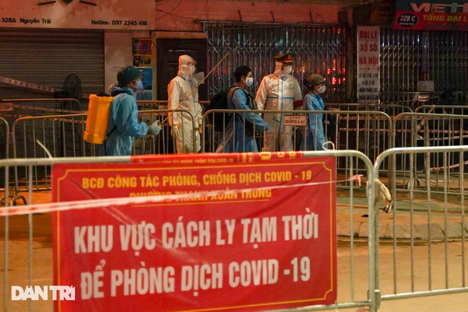 Hình ảnh hàng trăm công dân Hà Nội được di dời khỏi ổ dịch Thanh Xuân Trung - 3 Hình ảnh hàng trăm công dân Hà Nội được di dời khỏi ổ dịch Thanh Xuân Trung - 3