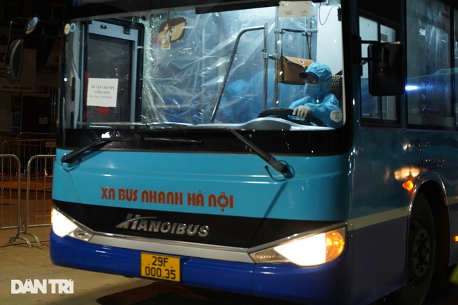 Hình ảnh hàng trăm công dân Hà Nội được di dời khỏi ổ dịch Thanh Xuân Trung - 8 Hình ảnh hàng trăm công dân Hà Nội được di dời khỏi ổ dịch Thanh Xuân Trung - 8