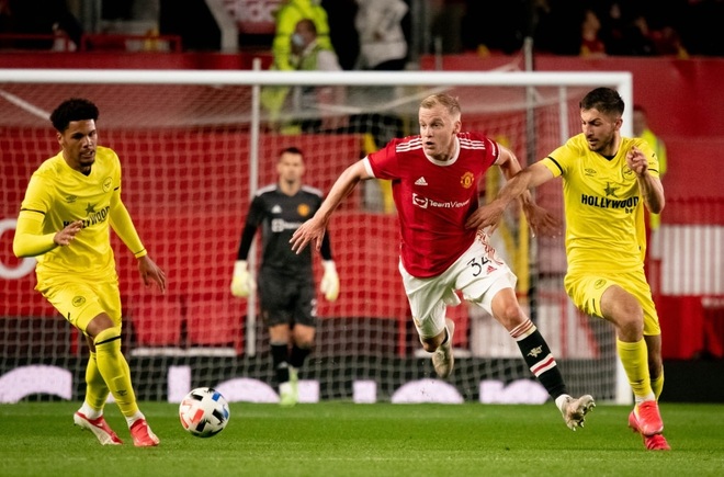 Man Utd ngăn cản Van de Beek chạy trốn khỏi Old Trafford - 2