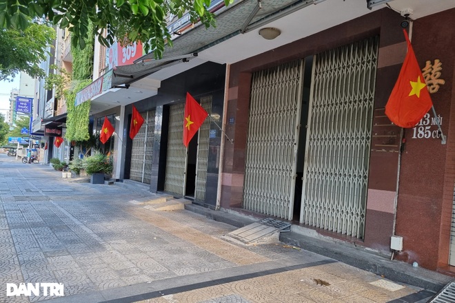 Đường phố Đà Nẵng đỏ thắm sắc cờ đón Tết Độc lập đặc biệt - 3 Đường phố Đà Nẵng đỏ thắm sắc cờ đón Tết Độc lập đặc biệt - 3