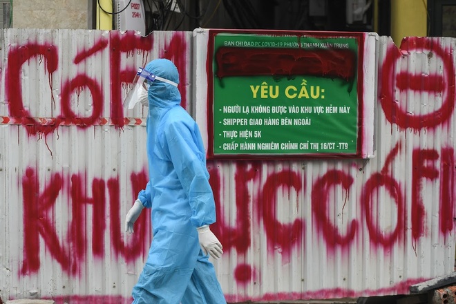 Hà Nội: Tiếp tục di dời người dân ra khỏi ổ dịch Thanh Xuân Trung - 1