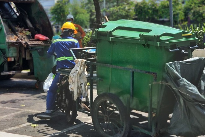Công nhân thu gom rác ở Đà Nẵng được ưu tiên tiêm vắc xin - 1