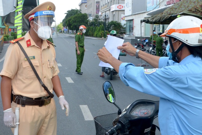 Thêm 19 nhóm đối tượng lưu thông không cần giấy đi đường ở TPHCM - 2