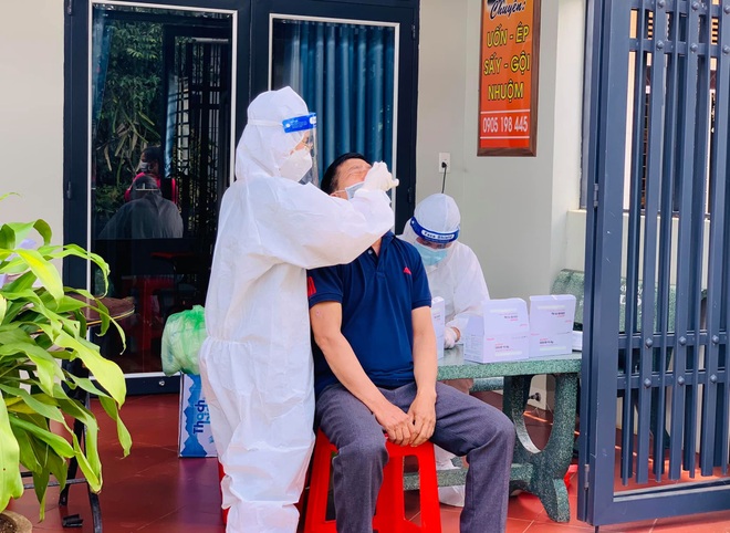 Tạm đình chỉ 2 lãnh đạo xã vì để đám tang đông người làm lây lan dịch - 1 Tạm đình chỉ 2 lãnh đạo xã vì để đám tang đông người làm lây lan dịch - 1